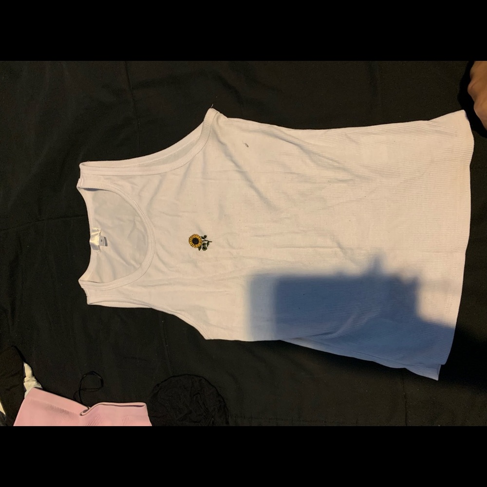 White tee with flower daisy in the middle